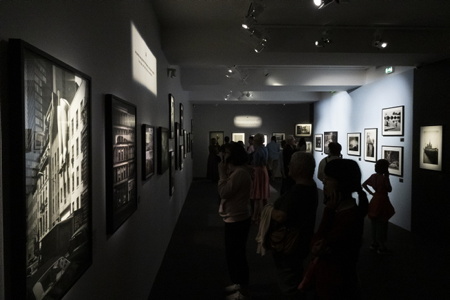 Elliot Erwitt est mort le 29 novembre 2023 à l'age de 95 ans.Ici sa dernière exposition été 2023 : Elliot Erwitt Une rétrospective Humanisme, ironie et humour, exposition au Musée Maillol de Paris conçue et réalisée par Tempora en étroite collaboration avec Magnum Photos et le Musée Maillol. L'exposition « Elliott Erwitt. A Retrospective » est un hommage à l'un des photographes les plus importants du XXe siècle, membre de Magnum Photos depuis 1954. L'exposition présente son travail à travers une collection de 215 photographies en noir et blanc et en couleur. L'exposition met en valeur la diversité des thèmes abordés par le photographe ainsi que l'unité de son style. Il capture des instants du quotidien avec une perspective qui n'appartient qu'à lui et allie humour et émotion.
Elliot Erwitt died on November 29, 2023 at the age of 95. Here his last exhibition summer 2023: Elliot Erwitt A retrospective Humanism, irony and humor, exhibition at the Maillol Museum in Paris designed and produced by Tempora in close collaboration with Magnum Photos and the Maillol Museum. The exhibition “Elliott Erwitt. A Retrospective” is a tribute to one of the most important photographers of the 20th century, a member of Magnum Photos since 1954. The exhibition presents his work through a collection of 215 black and white and color photographs. The exhibition highlights the diversity of themes addressed by the photographer as well as the unity of his style. He captures everyday moments with a perspective that is unique to him and combines humor and emotion.
Paris, Paris Centre, Ile de France, Région Ile de France, 75, europe, France.