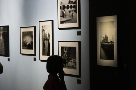 Elliot Erwitt est mort le 29 novembre 2023 à l'age de 95 ans.Ici sa dernière exposition été 2023 : Elliot Erwitt Une rétrospective Humanisme, ironie et humour, exposition au Musée Maillol de Paris conçue et réalisée par Tempora en étroite collaboration avec Magnum Photos et le Musée Maillol. L'exposition « Elliott Erwitt. A Retrospective » est un hommage à l'un des photographes les plus importants du XXe siècle, membre de Magnum Photos depuis 1954. L'exposition présente son travail à travers une collection de 215 photographies en noir et blanc et en couleur. L'exposition met en valeur la diversité des thèmes abordés par le photographe ainsi que l'unité de son style. Il capture des instants du quotidien avec une perspective qui n'appartient qu'à lui et allie humour et émotion.
Elliot Erwitt died on November 29, 2023 at the age of 95. Here his last exhibition summer 2023: Elliot Erwitt A retrospective Humanism, irony and humor, exhibition at the Maillol Museum in Paris designed and produced by Tempora in close collaboration with Magnum Photos and the Maillol Museum. The exhibition “Elliott Erwitt. A Retrospective” is a tribute to one of the most important photographers of the 20th century, a member of Magnum Photos since 1954. The exhibition presents his work through a collection of 215 black and white and color photographs. The exhibition highlights the diversity of themes addressed by the photographer as well as the unity of his style. He captures everyday moments with a perspective that is unique to him and combines humor and emotion.
Paris, Paris Centre, Ile de France, Région Ile de France, 75, europe, France.