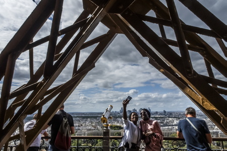 Des touristes font un selfie sur la tour eiffel, détail de la construction et structure de l'ouvrage en Fer Puddlé avec une croix Saint André. Centenaire de la mort de Gustave Eiffel le 27 décembre 2023. La Tour Eiffel à Paris haute de 330 mètre construite entièrement en Fer Puddlé et utilisant également la croix de Saint-André, c’est-à-dire en poutrelles métalliques en X, elle à été débutée le 26 janvier 1887.Le 31 mars 1889, la Tour achevée en un temps record -2 ans, 2 mois et 5 jours. Cela fait 100 ans que le prodigieux ingénieur originaire de Dijon est décédé. Le 27 décembre 1923 Gustave Eiffel rendait son dernier souffle à l’âge de 91 ans.

Tourists take a selfie on the Eiffel Tower, detail of the construction and structure of the Puddled Iron work with a Saint Andrew's cross. Centenary of the death of Gustave Eiffel on December 27, 2023. The Eiffel Tower in Paris, 330 meters high, built entirely of Puddled Iron and also using the Saint-André cross, that is to say made of metal X-shaped beams, it was started on January 26, 1887. On March 31, 1889, the Tower was completed in record time - 2 years, 2 months and 5 days. It has been 100 years since the prodigious engineer from Dijon died. On December 27, 1923 Gustave Eiffel took his last breath at the age of 91.

Paris, Paris Centre, Ile de France, Région Ile de France, 75, europe, France.            