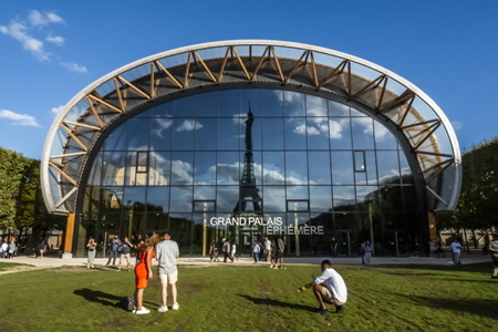 Vue de la tour Eiffel avec son reflet et comme un clin d'oeil la pointe de la tour qui ressemble à la Statue de la Liberté ! sur les vitres du Grand Palais Éphémère sur le champs de Mars.Centenaire de la mort de Gustave Eiffel le 27 décembre 2023. La Tour Eiffel à Paris haute de 330 mètre construite entièrement en Fer Puddlé et utilisant également la croix de Saint-André, c’est-à-dire en poutrelles métalliques en X, elle à été débutée le 26 janvier 1887.Le 31 mars 1889, la Tour achevée en un temps record -2 ans, 2 mois et 5 jours. Conçu par l’architecte Jean-Michel Wilmotte, le Grand Palais Éphémère est un bâtiment temporaire installé sur le Champ-de-Mars.Cela fait 100 ans que le prodigieux ingénieur originaire de Dijon est décédé. Le 27 décembre 1923 Gustave Eiffel rendait son dernier souffle à l’âge de 91 ans.

View of the Eiffel Tower with its reflection and, as a wink, the tip of the tower which resembles the Statue of Liberty! on the windows of the Grand Palais Éphémère on the Champs de Mars. Centenary of the death of Gustave Eiffel on December 27, 2023. The Eiffel Tower in Paris, 330 meters high, built entirely of Puddled Iron and also using the Saint-André cross, c That is to say, made of X-shaped metal beams, it was started on January 26, 1887. On March 31, 1889, the Tower was completed in record time - 2 years, 2 months and 5 days. Designed by architect Jean-Michel Wilmotte, the Grand Palais Éphémère is a temporary building installed on the Champ-de-Mars. It has been 100 years since the prodigious engineer from Dijon died. On December 27, 1923 Gustave Eiffel took his last breath at the age of 91.

Paris, Paris Centre, Ile de France, Région Ile de France, 75, europe, France.            