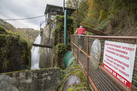 Les barrages de la vallée de Baigorri sont menacés de fermeture. Ici, la centrale hydroélectrique de la fonderie de Banca dont le propriétaire est Xavier Cabillon. Une menace pèse actuellement sur la petite hydro-électricité en france et particulièrement au Pays basque avec de lourdes et incohérentes démarches administratives qui mettent en péril les centrales elles même, leurs propriétaires et l’électricité produite par celles-ci qui representes 7% de la production et pourrait selon Xavier Cabillon "turbinier" atteindre 30%. Pourtant il sagit bien d'une électricité propre ou l'intégralité de tout l'eau avec laquelle est fabriqué l'électricité est restituée. Au Pays basque, une vingtaine de propriétaires de centrales hydroélectriques ont signé une charte qui scelle leur union et entend pérenniser et valoriser cette production.
The dams in the Baigorri valley are threatened with closure. Here, the hydroelectric power station of the Banca foundry whose owner is Xavier Cabillon. A threat currently weighs on small hydroelectricity in France and particularly in the Basque Country with cumbersome and inconsistent administrative procedures which endanger the power plants themselves, their owners and the electricity produced by them which represents 7% of the production and could, according to Xavier Cabillon “turbinier”, reach 30%. However, it is indeed clean electricity where all of the water with which the electricity is made is returned. In the Basque Country, around twenty owners of hydroelectric power stations have signed a charter which seals their union and intends to perpetuate and promote this production.
Banca, Pays basque, 64 , Nouvelle Aquitaine, Pyrénées Atlantiques, Sud Ouest, South West, France, Europe.New Aquitaine, Basque Country.