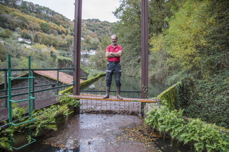 Les barrages de la vallée de Baigorri sont menacés de fermeture. Ici, la centrale hydroélectrique de la fonderie de Banca dont le propriétaire est Xavier Cabillon (Photo). Une menace pèse actuellement sur la petite hydro-électricité en france et particulièrement au Pays basque avec de lourdes et incohérentes démarches administratives qui mettent en péril les centrales elles même, leurs propriétaires et l’électricité produite par celles-ci qui representes 7% de la production et pourrait selon Xavier Cabillon (Photo) "turbinier" atteindre 30%. Pourtant il sagit bien d'une électricité propre ou l'intégralité de tout l'eau avec laquelle est fabriqué l'électricité est restituée. Au Pays basque, une vingtaine de propriétaires de centrales hydroélectriques ont signé une charte qui scelle leur union et entend pérenniser et valoriser cette production.
The dams in the Baigorri valley are threatened with closure. Here, the hydroelectric power station of the Banca foundry whose owner is Xavier Cabillon (Photo). A threat currently weighs on small hydroelectricity in France and particularly in the Basque Country with cumbersome and inconsistent administrative procedures which endanger the power plants themselves, their owners and the electricity produced by them which represents 7% of the production and could, according to Xavier Cabillon “turbinier”, reach 30%. However, it is indeed clean electricity where all of the water with which the electricity is made is returned. In the Basque Country, around twenty owners of hydroelectric power stations have signed a charter which seals their union and intends to perpetuate and promote this production.
Banca, Pays basque, 64 , Nouvelle Aquitaine, Pyrénées Atlantiques, Sud Ouest, South West, France, Europe.New Aquitaine, Basque Country.