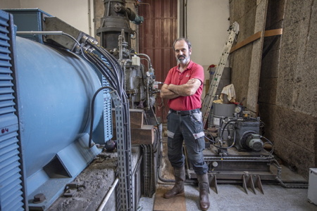 Les barrages de la vallée de Baigorri sont menacés de fermeture. Ici, la centrale hydroélectrique de la fonderie de Banca dont le propriétaire est Xavier Cabillon (Photo). Une menace pèse actuellement sur la petite hydro-électricité en france et particulièrement au Pays basque avec de lourdes et incohérentes démarches administratives qui mettent en péril les centrales elles même, leurs propriétaires et l’électricité produite par celles-ci qui representes 7% de la production et pourrait selon Xavier Cabillon (Photo) "turbinier" atteindre 30%. Pourtant il sagit bien d'une électricité propre ou l'intégralité de tout l'eau avec laquelle est fabriqué l'électricité est restituée. Au Pays basque, une vingtaine de propriétaires de centrales hydroélectriques ont signé une charte qui scelle leur union et entend pérenniser et valoriser cette production.
The dams in the Baigorri valley are threatened with closure. Here, the hydroelectric power station of the Banca foundry whose owner is Xavier Cabillon (Photo). A threat currently weighs on small hydroelectricity in France and particularly in the Basque Country with cumbersome and inconsistent administrative procedures which endanger the power plants themselves, their owners and the electricity produced by them which represents 7% of the production and could, according to Xavier Cabillon “turbinier”, reach 30%. However, it is indeed clean electricity where all of the water with which the electricity is made is returned. In the Basque Country, around twenty owners of hydroelectric power stations have signed a charter which seals their union and intends to perpetuate and promote this production.
Banca, Pays basque, 64 , Nouvelle Aquitaine, Pyrénées Atlantiques, Sud Ouest, South West, France, Europe.New Aquitaine, Basque Country.