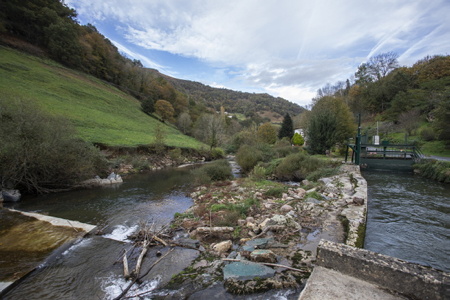 Les barrages de la vallée de Baigorri sont menacés de fermeture. Ici, la centrale hydroélectrique de la fonderie de Banca dont le propriétaire est Xavier Cabillon. Une menace pèse actuellement sur la petite hydro-électricité en france et particulièrement au Pays basque avec de lourdes et incohérentes démarches administratives qui mettent en péril les centrales elles même, leurs propriétaires et l’électricité produite par celles-ci qui representes 7% de la production et pourrait selon Xavier Cabillon "turbinier" atteindre 30%. Pourtant il sagit bien d'une électricité propre ou l'intégralité de tout l'eau avec laquelle est fabriqué l'électricité est restituée. Au Pays basque, une vingtaine de propriétaires de centrales hydroélectriques ont signé une charte qui scelle leur union et entend pérenniser et valoriser cette production.
The dams in the Baigorri valley are threatened with closure. Here, the hydroelectric power station of the Banca foundry whose owner is Xavier Cabillon. A threat currently weighs on small hydroelectricity in France and particularly in the Basque Country with cumbersome and inconsistent administrative procedures which endanger the power plants themselves, their owners and the electricity produced by them which represents 7% of the production and could, according to Xavier Cabillon “turbinier”, reach 30%. However, it is indeed clean electricity where all of the water with which the electricity is made is returned. In the Basque Country, around twenty owners of hydroelectric power stations have signed a charter which seals their union and intends to perpetuate and promote this production.
Banca, Pays basque, 64 , Nouvelle Aquitaine, Pyrénées Atlantiques, Sud Ouest, South West, France, Europe.New Aquitaine, Basque Country.