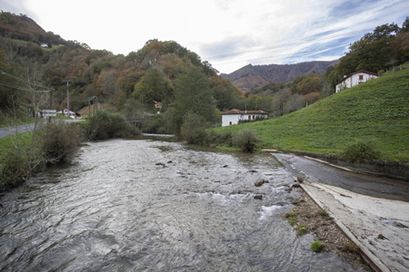 Les barrages de la vallée de Baigorri sont menacés de fermeture. Ici, la centrale hydroélectrique de la fonderie de Banca dont le propriétaire est Xavier Cabillon. Une menace pèse actuellement sur la petite hydro-électricité en france et particulièrement au Pays basque avec de lourdes et incohérentes démarches administratives qui mettent en péril les centrales elles même, leurs propriétaires et l’électricité produite par celles-ci qui representes 7% de la production et pourrait selon Xavier Cabillon "turbinier" atteindre 30%. Pourtant il sagit bien d'une électricité propre ou l'intégralité de tout l'eau avec laquelle est fabriqué l'électricité est restituée. Au Pays basque, une vingtaine de propriétaires de centrales hydroélectriques ont signé une charte qui scelle leur union et entend pérenniser et valoriser cette production.
The dams in the Baigorri valley are threatened with closure. Here, the hydroelectric power station of the Banca foundry whose owner is Xavier Cabillon. A threat currently weighs on small hydroelectricity in France and particularly in the Basque Country with cumbersome and inconsistent administrative procedures which endanger the power plants themselves, their owners and the electricity produced by them which represents 7% of the production and could, according to Xavier Cabillon “turbinier”, reach 30%. However, it is indeed clean electricity where all of the water with which the electricity is made is returned. In the Basque Country, around twenty owners of hydroelectric power stations have signed a charter which seals their union and intends to perpetuate and promote this production.
Banca, Pays basque, 64 , Nouvelle Aquitaine, Pyrénées Atlantiques, Sud Ouest, South West, France, Europe.New Aquitaine, Basque Country.