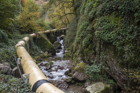 Les barrages de la vallée de Baigorri sont menacés de fermeture. Ici, la centrale hydroélectrique de Minaberry au Pays basque à Banca. Une menace pèse actuellement sur la petite hydro-électricité en france et particulièrement au Pays basque avec de lourdes et incohérentes démarches administratives qui mettent en péril les centrales elles même, leurs propriétaires et l’électricité produite par celles-ci qui representes 7% de la production et pourrait selon Xavier Cabillon "turbinier" atteindre 30%. Pourtant il sagit bien d'une électricité propre ou l'intégralité de tout l'eau avec laquelle est fabriqué l'électricité est restituée. Au Pays basque, une vingtaine de propriétaires de centrales hydroélectriques ont signé une charte qui scelle leur union et entend pérenniser et valoriser cette production.
The dams in the Baigorri valley are threatened with closure. Here, the Minaberry hydroelectric power station in the Basque Country in Banca. A threat currently weighs on small hydroelectricity in France and particularly in the Basque Country with cumbersome and inconsistent administrative procedures which endanger the power plants themselves, their owners and the electricity produced by them which represents 7% of the production and could, according to Xavier Cabillon “turbinier”, reach 30%. However, it is indeed clean electricity where all of the water with which the electricity is made is returned. In the Basque Country, around twenty owners of hydroelectric power stations have signed a charter which seals their union and intends to perpetuate and promote this production.
Banca, Pays basque, 64 , Nouvelle Aquitaine, Pyrénées Atlantiques, Sud Ouest, South West, France, Europe.New Aquitaine, Basque Country.