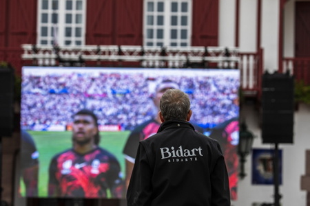 Coupe du monde de rugby 2023, projection et écran géant à Bidart sur la côte basque, place Sauveur Atchoarena sur le parvis de la mairie pour assister aux quatre matches des quarts de finale. Ici match Angleterre et Fidji du 15 octobre à 17h00. Un événement organisé par la Mairie de Bidart en partenariat avec le bar-restaurant Elissaldia, le Bar du Fronton et l'Auberge Koskenia.
Rugby World Cup 2023, projection and giant screen in Bidart on the Basque coast, Place Sauveur Atchoarena on the town hall square to watch the four quarter-final matches. Here England and Fiji match on October 15 at 5:00 p.m. An event organized by Bidart Town Hall in partnership with the Elissaldia bar-restaurant, the Bar du Fronton and the Auberge Koskenia.
Bidart, Pays Basque, Euskal Herri, Basque Country, Nouvelle Aquitaine, New Aquitaine, Pyrénées Atlantiques, Sud Ouest, France, Europe.