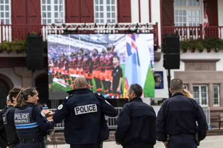 Coupe du monde de rugby 2023, Plan Vigipirate rehaussé au niveau urgence attentat, vigilance attentat avec la présence de nombreux policiers sur tout les site de Fan ZONE. Projection et écran géant à Bidart sur la côte basque, place Sauveur Atchoarena sur le parvis de la mairie pour assister aux quatre matches des quarts de finale. Ici match Angleterre et Fidji du 15 octobre à 17h00. Un événement organisé par la Mairie de Bidart en partenariat avec le bar-restaurant Elissaldia, le Bar du Fronton et l'Auberge Koskenia.
Rugby World Cup 2023, Vigipirate Plan increased to attack emergency level, attack vigilance with the presence of numerous police officers on all Fan ZONE sites. Projection and giant screen in Bidart on the Basque coast, Place Sauveur Atchoarena on the town hall square to watch the four quarter-final matches. Here England and Fiji match on October 15 at 5:00 p.m. An event organized by Bidart Town Hall in partnership with the Elissaldia bar-restaurant, the Bar du Fronton and the Auberge Koskenia.
Bidart, Pays Basque, Euskal Herri, Basque Country, Nouvelle Aquitaine, New Aquitaine, Pyrénées Atlantiques, Sud Ouest, France, Europe.
