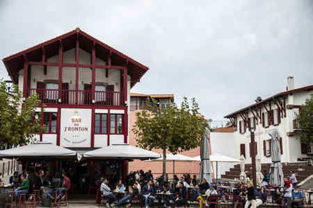 Coupe du monde de rugby 2023, projection et écran géant à Bidart sur la côte basque, place Sauveur Atchoarena sur le parvis de la mairie pour assister aux quatre matches des quarts de finale. Ici match Angleterre et Fidji du 15 octobre à 17h00. Un événement organisé par la Mairie de Bidart en partenariat avec le bar-restaurant Elissaldia, le Bar du Fronton et l'Auberge Koskenia.
Rugby World Cup 2023, projection and giant screen in Bidart on the Basque coast, Place Sauveur Atchoarena on the town hall square to watch the four quarter-final matches. Here England and Fiji match on October 15 at 5:00 p.m. An event organized by Bidart Town Hall in partnership with the Elissaldia bar-restaurant, the Bar du Fronton and the Auberge Koskenia.
Bidart, Pays Basque, Euskal Herri, Basque Country, Nouvelle Aquitaine, New Aquitaine, Pyrénées Atlantiques, Sud Ouest, France, Europe.