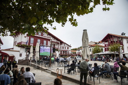 Coupe du monde de rugby 2023, projection et écran géant à Bidart sur la côte basque, place Sauveur Atchoarena sur le parvis de la mairie pour assister aux quatre matches des quarts de finale. Ici match Angleterre et Fidji du 15 octobre à 17h00. Un événement organisé par la Mairie de Bidart en partenariat avec le bar-restaurant Elissaldia, le Bar du Fronton et l'Auberge Koskenia.
Rugby World Cup 2023, projection and giant screen in Bidart on the Basque coast, Place Sauveur Atchoarena on the town hall square to watch the four quarter-final matches. Here England and Fiji match on October 15 at 5:00 p.m. An event organized by Bidart Town Hall in partnership with the Elissaldia bar-restaurant, the Bar du Fronton and the Auberge Koskenia.
Bidart, Pays Basque, Euskal Herri, Basque Country, Nouvelle Aquitaine, New Aquitaine, Pyrénées Atlantiques, Sud Ouest, France, Europe.