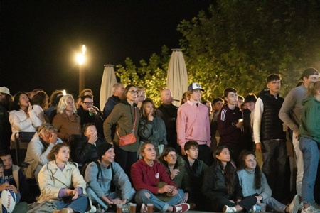 Coupe du monde de rugby 2023, projection et écran géant à Bidart sur la côte basque, place Sauveur Atchoarena sur le parvis de la mairie pour assister aux quatre matches des quarts de finale. Ici match à 21h00 le 15 octobre du XV de France face aux Springboks d’Afrique du Sud. Un événement organisé par la Mairie de Bidart en partenariat avec le bar-restaurant Elissaldia, le Bar du Fronton et l'Auberge Koskenia.
Rugby World Cup 2023, projection and giant screen in Bidart on the Basque coast, Place Sauveur Atchoarena on the town hall square to watch the four quarter-final matches. Here match at 9:00 p.m. on October 15 of the French XV against the South African Springboks. An event organized by Bidart Town Hall in partnership with the Elissaldia bar-restaurant, the Bar du Fronton and the Auberge Koskenia.
Bidart, Pays Basque, Euskal Herri, Basque Country, Nouvelle Aquitaine, New Aquitaine, Pyrénées Atlantiques, Sud Ouest, France, Europe.