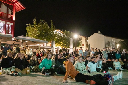 Coupe du monde de rugby 2023, projection et écran géant à Bidart sur la côte basque, place Sauveur Atchoarena sur le parvis de la mairie pour assister aux quatre matches des quarts de finale. Ici match à 21h00 le 15 octobre du XV de France face aux Springboks d’Afrique du Sud. Un événement organisé par la Mairie de Bidart en partenariat avec le bar-restaurant Elissaldia, le Bar du Fronton et l'Auberge Koskenia.
Rugby World Cup 2023, projection and giant screen in Bidart on the Basque coast, Place Sauveur Atchoarena on the town hall square to watch the four quarter-final matches. Here match at 9:00 p.m. on October 15 of the French XV against the South African Springboks. An event organized by Bidart Town Hall in partnership with the Elissaldia bar-restaurant, the Bar du Fronton and the Auberge Koskenia.
Bidart, Pays Basque, Euskal Herri, Basque Country, Nouvelle Aquitaine, New Aquitaine, Pyrénées Atlantiques, Sud Ouest, France, Europe.