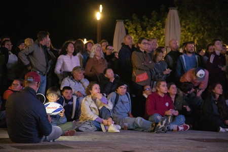 Coupe du monde de rugby 2023, projection et écran géant à Bidart sur la côte basque, place Sauveur Atchoarena sur le parvis de la mairie pour assister aux quatre matches des quarts de finale. Ici match à 21h00 le 15 octobre du XV de France face aux Springboks d’Afrique du Sud. Un événement organisé par la Mairie de Bidart en partenariat avec le bar-restaurant Elissaldia, le Bar du Fronton et l'Auberge Koskenia.
Rugby World Cup 2023, projection and giant screen in Bidart on the Basque coast, Place Sauveur Atchoarena on the town hall square to watch the four quarter-final matches. Here match at 9:00 p.m. on October 15 of the French XV against the South African Springboks. An event organized by Bidart Town Hall in partnership with the Elissaldia bar-restaurant, the Bar du Fronton and the Auberge Koskenia.
Bidart, Pays Basque, Euskal Herri, Basque Country, Nouvelle Aquitaine, New Aquitaine, Pyrénées Atlantiques, Sud Ouest, France, Europe.