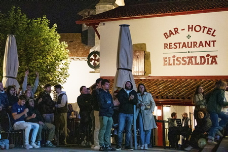 Coupe du monde de rugby 2023, projection et écran géant à Bidart sur la côte basque, place Sauveur Atchoarena sur le parvis de la mairie pour assister aux quatre matches des quarts de finale. Ici match à 21h00 le 15 octobre du XV de France face aux Springboks d’Afrique du Sud. Un événement organisé par la Mairie de Bidart en partenariat avec le bar-restaurant Elissaldia, le Bar du Fronton et l'Auberge Koskenia.
Rugby World Cup 2023, projection and giant screen in Bidart on the Basque coast, Place Sauveur Atchoarena on the town hall square to watch the four quarter-final matches. Here match at 9:00 p.m. on October 15 of the French XV against the South African Springboks. An event organized by Bidart Town Hall in partnership with the Elissaldia bar-restaurant, the Bar du Fronton and the Auberge Koskenia.
Bidart, Pays Basque, Euskal Herri, Basque Country, Nouvelle Aquitaine, New Aquitaine, Pyrénées Atlantiques, Sud Ouest, France, Europe.
