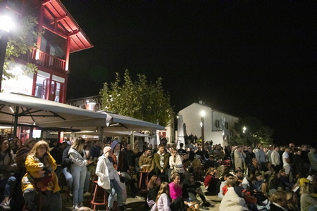 Coupe du monde de rugby 2023, projection et écran géant à Bidart sur la côte basque, place Sauveur Atchoarena sur le parvis de la mairie pour assister aux quatre matches des quarts de finale. Ici match à 21h00 le 15 octobre du XV de France face aux Springboks d’Afrique du Sud. Un événement organisé par la Mairie de Bidart en partenariat avec le bar-restaurant Elissaldia, le Bar du Fronton et l'Auberge Koskenia.
Rugby World Cup 2023, projection and giant screen in Bidart on the Basque coast, Place Sauveur Atchoarena on the town hall square to watch the four quarter-final matches. Here match at 9:00 p.m. on October 15 of the French XV against the South African Springboks. An event organized by Bidart Town Hall in partnership with the Elissaldia bar-restaurant, the Bar du Fronton and the Auberge Koskenia.
Bidart, Pays Basque, Euskal Herri, Basque Country, Nouvelle Aquitaine, New Aquitaine, Pyrénées Atlantiques, Sud Ouest, France, Europe.