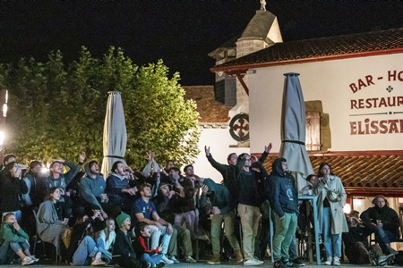 Coupe du monde de rugby 2023, projection et écran géant à Bidart sur la côte basque, place Sauveur Atchoarena sur le parvis de la mairie pour assister aux quatre matches des quarts de finale. Ici match à 21h00 le 15 octobre du XV de France face aux Springboks d’Afrique du Sud. Un événement organisé par la Mairie de Bidart en partenariat avec le bar-restaurant Elissaldia, le Bar du Fronton et l'Auberge Koskenia.
Rugby World Cup 2023, projection and giant screen in Bidart on the Basque coast, Place Sauveur Atchoarena on the town hall square to watch the four quarter-final matches. Here match at 9:00 p.m. on October 15 of the French XV against the South African Springboks. An event organized by Bidart Town Hall in partnership with the Elissaldia bar-restaurant, the Bar du Fronton and the Auberge Koskenia.
Bidart, Pays Basque, Euskal Herri, Basque Country, Nouvelle Aquitaine, New Aquitaine, Pyrénées Atlantiques, Sud Ouest, France, Europe.