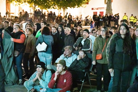 Supporters français decus, la france vient de perdre 29 à 28 contre l'Afrique Du Sud. Coupe du monde de rugby 2023, projection et écran géant à Bidart sur la côte basque, place Sauveur Atchoarena sur le parvis de la mairie pour assister aux quatre matches des quarts de finale. Ici match à 21h00 le 15 octobre du XV de France face aux Springboks d’Afrique du Sud. Un événement organisé par la Mairie de Bidart en partenariat avec le bar-restaurant Elissaldia, le Bar du Fronton et l'Auberge Koskenia.
Disappointed French supporters, France has just lost 29 to 28 against South Africa. Rugby World Cup 2023, projection and giant screen in Bidart on the Basque coast, Place Sauveur Atchoarena on the town hall square to watch the four quarter-final matches. Here match at 9:00 p.m. on October 15 of the French XV against the South African Springboks. An event organized by Bidart Town Hall in partnership with the Elissaldia bar-restaurant, the Bar du Fronton and the Auberge Koskenia.
Bidart, Pays Basque, Euskal Herri, Basque Country, Nouvelle Aquitaine, New Aquitaine, Pyrénées Atlantiques, Sud Ouest, France, Europe.