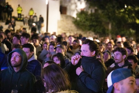 Supporters français decus, la france vient de perdre 29 à 28 contre l'Afrique Du Sud. Coupe du monde de rugby 2023, projection et écran géant à Bidart sur la côte basque, place Sauveur Atchoarena sur le parvis de la mairie pour assister aux quatre matches des quarts de finale. Ici match à 21h00 le 15 octobre du XV de France face aux Springboks d’Afrique du Sud. Un événement organisé par la Mairie de Bidart en partenariat avec le bar-restaurant Elissaldia, le Bar du Fronton et l'Auberge Koskenia.
Disappointed French supporters, France has just lost 29 to 28 against South Africa. Rugby World Cup 2023, projection and giant screen in Bidart on the Basque coast, Place Sauveur Atchoarena on the town hall square to watch the four quarter-final matches. Here match at 9:00 p.m. on October 15 of the French XV against the South African Springboks. An event organized by Bidart Town Hall in partnership with the Elissaldia bar-restaurant, the Bar du Fronton and the Auberge Koskenia.
Bidart, Pays Basque, Euskal Herri, Basque Country, Nouvelle Aquitaine, New Aquitaine, Pyrénées Atlantiques, Sud Ouest, France, Europe.