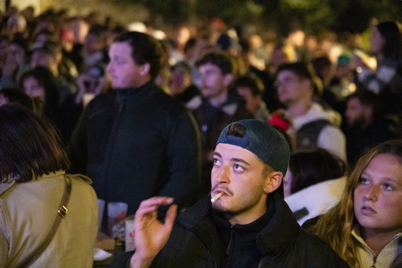 Supporters français decus, la france vient de perdre 29 à 28 contre l'Afrique Du Sud. Coupe du monde de rugby 2023, projection et écran géant à Bidart sur la côte basque, place Sauveur Atchoarena sur le parvis de la mairie pour assister aux quatre matches des quarts de finale. Ici match à 21h00 le 15 octobre du XV de France face aux Springboks d’Afrique du Sud. Un événement organisé par la Mairie de Bidart en partenariat avec le bar-restaurant Elissaldia, le Bar du Fronton et l'Auberge Koskenia.
Disappointed French supporters, France has just lost 29 to 28 against South Africa. Rugby World Cup 2023, projection and giant screen in Bidart on the Basque coast, Place Sauveur Atchoarena on the town hall square to watch the four quarter-final matches. Here match at 9:00 p.m. on October 15 of the French XV against the South African Springboks. An event organized by Bidart Town Hall in partnership with the Elissaldia bar-restaurant, the Bar du Fronton and the Auberge Koskenia.
Bidart, Pays Basque, Euskal Herri, Basque Country, Nouvelle Aquitaine, New Aquitaine, Pyrénées Atlantiques, Sud Ouest, France, Europe.