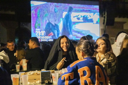 Coupe du monde de rugby 2023, projection et écran géant à Bidart sur la côte basque, place Sauveur Atchoarena sur le parvis de la mairie pour assister aux quatre matches des quarts de finale. Ici match à 21h00 le 15 octobre du XV de France face aux Springboks d’Afrique du Sud. Un événement organisé par la Mairie de Bidart en partenariat avec le bar-restaurant Elissaldia, le Bar du Fronton et l'Auberge Koskenia.
Rugby World Cup 2023, projection and giant screen in Bidart on the Basque coast, Place Sauveur Atchoarena on the town hall square to watch the four quarter-final matches. Here match at 9:00 p.m. on October 15 of the French XV against the South African Springboks. An event organized by Bidart Town Hall in partnership with the Elissaldia bar-restaurant, the Bar du Fronton and the Auberge Koskenia.
Bidart, Pays Basque, Euskal Herri, Basque Country, Nouvelle Aquitaine, New Aquitaine, Pyrénées Atlantiques, Sud Ouest, France, Europe.