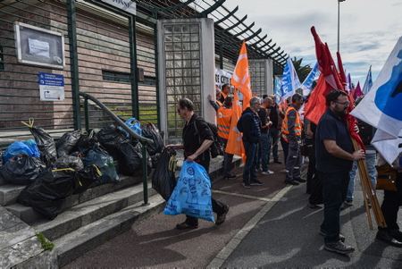 À Bayonne au Pays basque, mobilisation contre la réforme des retraites le jeudi 16 mars 2023, CGT PORT et DOCKS et divers syndicat devant la sous-prefecture de Bayonne.
In Bayonne in the Basque Country, mobilization against the pension reform on Thursday March 16, 2023, CGT PORT and DOCKS and various unions in front of the sub-prefecture of Bayonne.
Bayonne, Pays basque, Région Nouvelle-Aquitaine, Aquitaine, France, Europe.