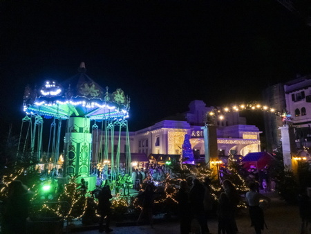 Animations et illuminations de noël à Biarritz sur la côte basque. L'esplanade du casino municipal de la ville de Biarritz avec ses illuminations, son manège et son marché de Noël.
Christmas activities and lights in Biarritz on the Basque coast. The esplanade of the municipal casino of the city of Biarritz with its illuminations, its carousel and its Christmas market.
Biarritz, Pays Basque, Nouvelle Aquitaine, New Aquitaine, Basque Country, Pyrénées Atlantiques, Sud Ouest, France, Europe.