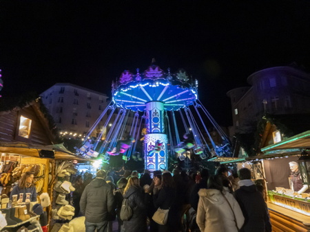 Animations et illuminations de noël à Biarritz sur la côte basque. L'esplanade du casino municipal de la ville de Biarritz avec ses illuminations, son manège et son marché de Noël.
Christmas activities and lights in Biarritz on the Basque coast. The esplanade of the municipal casino of the city of Biarritz with its illuminations, its carousel and its Christmas market.
Biarritz, Pays Basque, Nouvelle Aquitaine, New Aquitaine, Basque Country, Pyrénées Atlantiques, Sud Ouest, France, Europe.