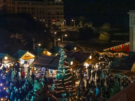 Animations et illuminations de noël à Biarritz sur la côte basque. L'esplanade du casino municipal de la ville de Biarritz avec ses illuminations et son marché de Noël.
Christmas activities and lights in Biarritz on the Basque coast. The esplanade of the municipal casino of the city of Biarritz with its illuminations and its Christmas market.
Biarritz, Pays Basque, Nouvelle Aquitaine, New Aquitaine, Basque Country, Pyrénées Atlantiques, Sud Ouest, France, Europe.