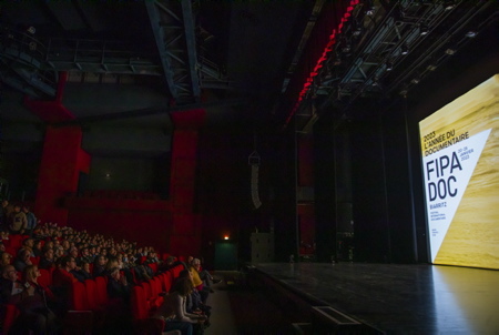 Festivaliers et spectateurs, projection en salle de cinéma, dans la salle Atalaya du film documentaire d'ouverture du festival FIPADOC ( Festival International Documentaire ) "29173 NM" sur le Vendée Globe 2020 accompagné en live par le DJ MOLECULE ( Romain De La Haye-Serafini ) et co-réalisateur du film avec Vincent Bonnemazou . Festival du FIPADOC de Biarritz le 20 janvier 2023, lors de la soirée d'ouverture du festival à la gare du midi.
Festival-goers and spectators, screening in the cinema, in the Atalaya room, of the opening documentary film of the FIPADOC (International Documentary Festival) festival "29173 NM" on the Vendée Globe 2020 accompanied live by DJ MOLECULE (Romain De La Haye- Serafini) and co-director of the film with Vincent Bonnemazou. FIPADOC Festival in Biarritz on January 20, 2023, during the opening night of the festival at the Gare du Midi.
Biarritz, Pays basque, Nouvelle-Aquitaine, New-Aquitaine, Pyrénées-Atlantiques, Pays Basque, Europe, France.
