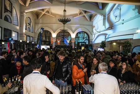 Cocktail lors de la soirée d'ouverture du festival FIPADOC ( Festival International Documentaire ) avec le documentaire "29173 NM" sur le Vendée Globe 2020 accompagné en live par le DJ MOLECULE ( Romain De La Haye-Serafini ) et co-réalisateur du film avec Vincent Bonnemazou . Festival du FIPADOC de Biarritz le 20 janvier 2023, lors de la soirée d'ouverture du festival à la gare du midi.
Cocktail of the opening night of the FIPADOC festival (International Documentary Festival) with the documentary "29173 NM" on the Vendée Globe 2020 accompanied live by DJ MOLECULE (Romain De La Haye-Serafini) and co-director of the film with Vincent Bonnemazou . FIPADOC Festival in Biarritz on January 20, 2023, during the opening night of the festival at the Gare du Midi.
Biarritz, Pays basque, Nouvelle-Aquitaine, New-Aquitaine, Pyrénées-Atlantiques, Pays Basque, Europe, France.