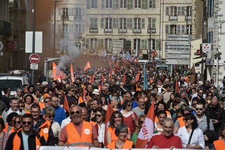 À Bayonne au Pays basque, mobilisation contre la réforme des retraites le jeudi 23 mars 2023. Neuvième journée de mobilisation, avec 24 000 manifestants ou 9 500 selon les forces de lordre. Un rassemblement avec quelques affrontements contre les CRS.
In Bayonne in the Basque Country, mobilization against the pension reform on Thursday March 23, 2023. Ninth day of mobilization, with 24,000 demonstrators or 9,500 according to the police.A rally with some clashes against the CRS.
Bayonne, Pays basque, Région Nouvelle-Aquitaine, Aquitaine, France, Europe.