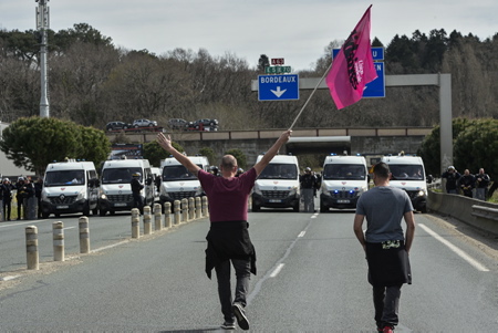 Un militant avec un drapeau de l'Union Syndicale Solidaire, lève les bras en direction d'un barrage de CRS. À Bayonne au Pays basque, mobilisation contre la réforme des retraites le jeudi 23 mars 2023. Neuvième journée de mobilisation, avec 24 000 manifestants ou 9 500 selon les forces de lordre. Un rassemblement avec quelques affrontements contre les CRS.
An activist with a Union Syndicale Solidaire flag raises his arms in the direction of a CRS roadblock. In Bayonne in the Basque Country, mobilization against the pension reform on Thursday March 23, 2023. Ninth day of mobilization, with 24,000 demonstrators or 9,500 according to the police. A rally with some clashes against the CRS.
Bayonne, Pays basque, Région Nouvelle-Aquitaine, Aquitaine, France, Europe.