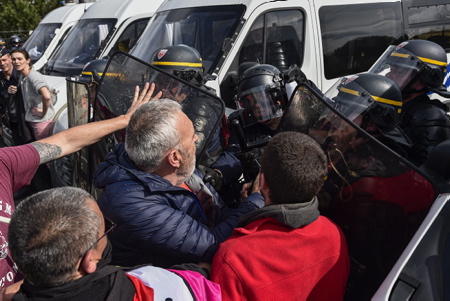 À Bayonne au Pays basque, mobilisation contre la réforme des retraites le jeudi 23 mars 2023. Neuvième journée de mobilisation, avec 24 000 manifestants ou 9 500 selon les forces de lordre. Un rassemblement avec quelques affrontements contre les CRS.
In Bayonne in the Basque Country, mobilization against the pension reform on Thursday March 23, 2023. Ninth day of mobilization, with 24,000 demonstrators or 9,500 according to the police. A rally with some clashes against the CRS.
Bayonne, Pays basque, Région Nouvelle-Aquitaine, Aquitaine, France, Europe.