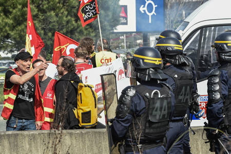 À Bayonne au Pays basque, mobilisation contre la réforme des retraites le jeudi 23 mars 2023. Neuvième journée de mobilisation, avec 24 000 manifestants ou 9 500 selon les forces de lordre. Un rassemblement avec quelques affrontements contre les CRS.
In Bayonne in the Basque Country, mobilization against the pension reform on Thursday March 23, 2023. Ninth day of mobilization, with 24,000 demonstrators or 9,500 according to the police. A rally with some clashes against the CRS.
Bayonne, Pays basque, Région Nouvelle-Aquitaine, Aquitaine, France, Europe.