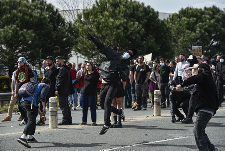 Jet de pierre , pavés en direction des forces de l'ordre par des manifestants. Bayonne au Pays basque, mobilisation contre la réforme des retraites le jeudi 23 mars 2023. Neuvième journée de mobilisation, avec 24 000 manifestants ou 9 500 selon les forces de lordre. Un rassemblement avec quelques affrontements contre les CRS.
Stone throwing, cobblestones towards law enforcement by demonstrators. Bayonne in the Basque Country, mobilization against the pension reform on Thursday March 23, 2023. Ninth day of mobilization, with 24,000 demonstrators or 9,500 according to the police. A rally with some clashes against the CRS.
Bayonne, Pays basque, Région Nouvelle-Aquitaine, Aquitaine, France, Europe.