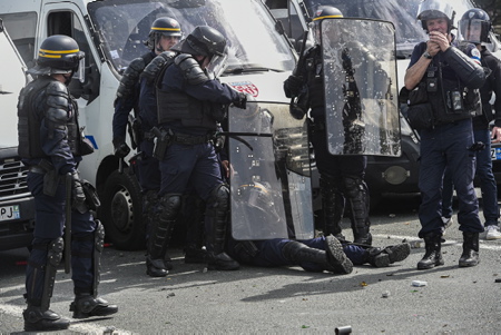 À Bayonne au Pays basque, mobilisation contre la réforme des retraites le jeudi 23 mars 2023. Neuvième journée de mobilisation, avec 24 000 manifestants ou 9 500 selon les forces de lordre. Un rassemblement avec quelques affrontements contre les CRS.
In Bayonne in the Basque Country, mobilization against the pension reform on Thursday March 23, 2023. Ninth day of mobilization, with 24,000 demonstrators or 9,500 according to the police. A rally with some clashes against the CRS.
Bayonne, Pays basque, Région Nouvelle-Aquitaine, Aquitaine, France, Europe.