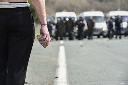 Gros plan sur la main d'un manifestant avec un pavé, une pierre dans la main. Jet de pierre , pavés en direction des forces de l'ordre par des manifestants. Bayonne au Pays basque, mobilisation contre la réforme des retraites le jeudi 23 mars 2023. Neuvième journée de mobilisation, avec 24 000 manifestants ou 9 500 selon les forces de lordre. Un rassemblement avec quelques affrontements contre les CRS.
Close-up of a protester's hand with a cobblestone, a rock in his hand. Stone throwing, cobblestones towards law enforcement by demonstrators. Bayonne in the Basque Country, mobilization against the pension reform on Thursday March 23, 2023. Ninth day of mobilization, with 24,000 demonstrators or 9,500 according to the police. A rally with some clashes against the CRS.
Bayonne, Pays basque, Région Nouvelle-Aquitaine, Aquitaine, France, Europe.