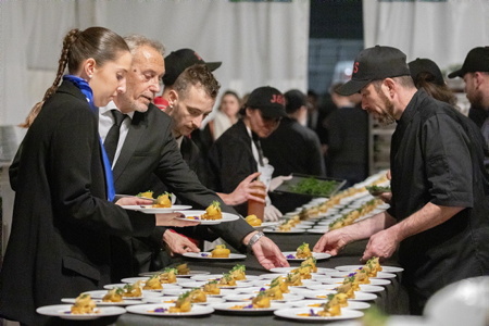 Bienvenue dans le monde des Traiteurs et organisateurs de réceptions ici : le traiteur Jardins & Saveurs traiteur de france, intervention et mise en place du service de restauration et de la reception pour 900 convives lors d'un congrès. Anniversaire des 100 ans de la création de l'entreprise LINDT France à Oloron Sainte Marie.
Welcome to the world of caterers and reception organizers here: the caterer Jardins & Saveurs caterer de France, intervention and implementation of the catering service and reception for 900 guests during a Congress. Anniversary of the 100th anniversary of the creation of the LINDT France company in Oloron Sainte Marie.
Oloron-Sainte-Marie, 64 , Nouvelle Aquitaine, Pyrénées Atlantiques, Sud Ouest, France, Europe.
New Aquitaine.