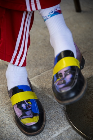 Portrait de l'artiste Julien Granel, chanteur multi-instrumentiste à l'univers coloré à Biarritz sur la côte basque, (une de ses paires de chaussures extravagantes) avant sa prestation sur le BIARRITZ HALL MUSIC FESTIVAL. Julien Granel, originaire de Rion des Landes, a été découvert dans l'émission télé « la nouvelle star » en 2013.
Portrait of the artist Julien Granel, multi-instrumentalist singer with a colorful universe in Biarritz on the Basque coast, (one of his pairs of extravagant shoes) before his performance at the BIARRITZ HALL MUSIC FESTIVAL. Julien Granel, originally from Rion des Landes, was discovered in the TV show “La Nouvelle Star” in 2013.
Portrait of the artist Julien Granel, multi-instrumentalist singer with a colorful universe in Biarritz on the Basque coast, before his performance at the BIARRITZ HALL MUSIC FESTIVAL. Julien Granel, originally from Rion des Landes, was discovered in the TV show “La Nouvelle Star” in 2013.
Biarritz, Pays basque 64, Nouvelle-Aquitaine, Pyrénées-Atlantiques, Sud-ouest, France, Europe, New aquitaine, Basque contry.