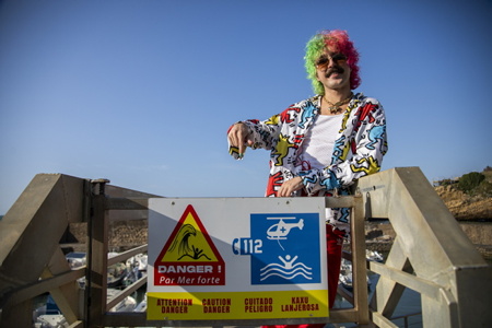 Portrait de l'artiste Julien Granel, chanteur multi-instrumentiste à l'univers coloré à Biarritz sur la côte basque, avant sa prestation sur le BIARRITZ HALL MUSIC FESTIVAL. Julien Granel, originaire de Rion des Landes, a été découvert dans l'émission télé « la nouvelle star » en 2013.
Portrait of the artist Julien Granel, multi-instrumentalist singer with a colorful universe in Biarritz on the Basque coast, before his performance at the BIARRITZ HALL MUSIC FESTIVAL. Julien Granel, originally from Rion des Landes, was discovered in the TV show “La Nouvelle Star” in 2013.
Biarritz, Pays basque 64, Nouvelle-Aquitaine, Pyrénées-Atlantiques, Sud-ouest, France, Europe, New aquitaine, Basque contry.