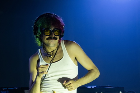 Concert de l'artiste Julien Granel, multi-instrumentiste à l'univers coloré lors de la troisème édition du BIARRITZ HALL MUSIC FESTIVAL ici en mode DJ SET à la Halle d'Iraty de Biarritz sur la côte basque. Julien Granel, originaire de Rion des Landes, a été découvert dans l'émission télé « la nouvelle star » en 2013.
Concert by the artist Julien Granel, multi-instrumentalist with a colorful universe during the third edition of the BIARRITZ HALL MUSIC FESTIVAL at the Halle d'Iraty in Biarritz on the Basque coast. Julien Granel, originally from Rion des Landes, was discovered in the TV show “La Nouvelle Star” in 2013.
Biarritz, Pays basque 64, Nouvelle-Aquitaine, Pyrénées-Atlantiques, Sud-ouest, France, Europe, New aquitaine, Basque contry.