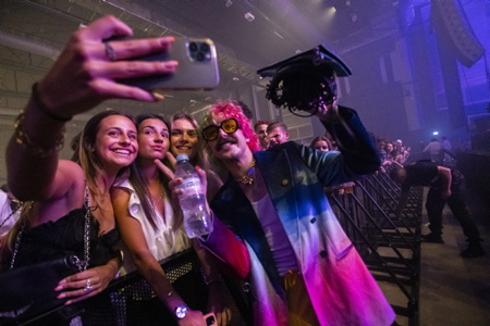 Selfie avec des fans de l'artiste Julien Granel, chanteur multi-instrumentiste à l'univers coloré à Biarritz sur la côte basque, avant sa prestation sur le BIARRITZ HALL MUSIC FESTIVAL. Julien Granel, originaire de Rion des Landes, a été découvert dans l'émission télé « la nouvelle star » en 2013.
Selfie with a fans of the artist Julien Granel, multi-instrumentalist singer with a colorful universe in Biarritz on the Basque coast, before his performance at the BIARRITZ HALL MUSIC FESTIVAL. Julien Granel, originally from Rion des Landes, was discovered in the TV show “La Nouvelle Star” in 2013.
Biarritz, Pays basque 64, Nouvelle-Aquitaine, Pyrénées-Atlantiques, Sud-ouest, France, Europe, New aquitaine, Basque contry.