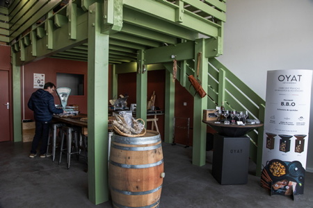 Club de degustation et magasin de 2P GOURMANDS 2P Gourmands « Les Épicuriens dénicheurs de saveurs » ouvert à toutes et tous. Pascal et Pierre vous ouvrent leur portes village Iraty à Biarritz. Des mets gourmands et d'exceptions issus du Pays basque, de France, d'Espagne, du Portugal et bientôt d’Italie ainsi qu’une belle sélection de vin, en particulier avec une exclusivité de vin des cépages de la région de l’Alentejo au sud du Portugal disponible à la vente dans la partie magasin. Le Club des Épicuriens dénicheurs de saveurs vous attend Village Iraty à Biarritz 12 rue des mésanges Lot 1. Une adresse gastronomique à découvrir avec par exemple avec sa série de « Planches des derrières » 15 euros pièce, avec la Cecina de bœuf, la Jambon Ibérique Réserva, la Jambon Ibérique Beyota et enfin la Paleta (épaule) Beyota. Côté brasero c’est le magnifique et tendre Bœuf de Bazas IGP qui vous attend. Ouvert les Jeudi et vendredi de 18h00 à XXXX , les samedi de 11h00 à 14h00. Pour un repas au brasero tous les jours mais uniquement sur réservation. Contact Pierre : 2pgourmands@gmail.com / +33 06 30 55 61 25. Bonne dégustation ! 

Biarritz, Pays basque, Nouvelle-Aquitaine, New-Aquitaine, Pyrénées-Atlantiques, Pays Basque, Europe, France.
