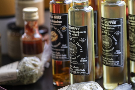 Huile de noix et huile Truffée à la vente chez 2P GOURMANDS « Les Épicuriens dénicheurs de saveurs » à Biarritz.

Walnut oil and truffle oil for sale at 2P GOURMANDS “Les Épicuriens dénicheurs de flavors” in Biarritz.

Biarritz, Pays basque, Nouvelle-Aquitaine, New-Aquitaine, Pyrénées-Atlantiques, Pays Basque, Europe, France.