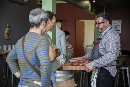 Club de degustation et magasin de 2P GOURMANDS 2P Gourmands « Les Épicuriens dénicheurs de saveurs » ouvert à toutes et tous. Pascal et Pierre vous ouvrent leur portes village Iraty à Biarritz. Des mets gourmands et d'exceptions issus du Pays basque, de France, d'Espagne, du Portugal et bientôt d’Italie ainsi qu’une belle sélection de vin, en particulier avec une exclusivité de vin des cépages de la région de l’Alentejo au sud du Portugal disponible à la vente dans la partie magasin. Le Club des Épicuriens dénicheurs de saveurs vous attend Village Iraty à Biarritz 12 rue des mésanges Lot 1. Une adresse gastronomique à découvrir avec par exemple avec sa série de « Planches des derrières » 15 euros pièce, avec la Cecina de bœuf, la Jambon Ibérique Réserva, la Jambon Ibérique Beyota et enfin la Paleta (épaule) Beyota. Côté brasero c’est le magnifique et tendre Bœuf de Bazas IGP qui vous attend. Ouvert les Jeudi et vendredi de 18h00 à XXXX , les samedi de 11h00 à 14h00. Pour un repas au brasero tous les jours mais uniquement sur réservation. Contact Pierre : 2pgourmands@gmail.com / +33 06 30 55 61 25. Bonne dégustation ! 

Biarritz, Pays basque, Nouvelle-Aquitaine, New-Aquitaine, Pyrénées-Atlantiques, Pays Basque, Europe, France.