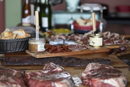 2P GOURMANDS « Les Épicuriens dénicheurs de saveurs » charcuterie, viande, patés et autres mets gourmands issus du Pays basque, de France, d'Espagne, du Portugal.

2P GOURMANDS “The Epicureans discover flavors” charcuterie, meat, pâtés and other gourmet dishes from the Basque Country, France, Spain, Portugal.

Biarritz, Pays basque, Nouvelle-Aquitaine, New-Aquitaine, Pyrénées-Atlantiques, Pays Basque, Europe, France.