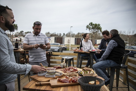 Club de degustation et magasin de 2P GOURMANDS 2P Gourmands « Les Épicuriens dénicheurs de saveurs » ouvert à toutes et tous. Pascal et Pierre vous ouvrent leur portes village Iraty à Biarritz. Des mets gourmands et d'exceptions issus du Pays basque, de France, d'Espagne, du Portugal et bientôt d’Italie ainsi qu’une belle sélection de vin, en particulier avec une exclusivité de vin des cépages de la région de l’Alentejo au sud du Portugal disponible à la vente dans la partie magasin. Le Club des Épicuriens dénicheurs de saveurs vous attend Village Iraty à Biarritz 12 rue des mésanges Lot 1. Une adresse gastronomique à découvrir avec par exemple avec sa série de « Planches des derrières » 15 euros pièce, avec la Cecina de bœuf, la Jambon Ibérique Réserva, la Jambon Ibérique Beyota et enfin la Paleta (épaule) Beyota. Côté brasero c’est le magnifique et tendre Bœuf de Bazas IGP qui vous attend. Ouvert les Jeudi et vendredi de 18h00 à XXXX , les samedi de 11h00 à 14h00. Pour un repas au brasero tous les jours mais uniquement sur réservation. Contact Pierre : 2pgourmands@gmail.com / +33 06 30 55 61 25. Bonne dégustation ! 

Biarritz, Pays basque, Nouvelle-Aquitaine, New-Aquitaine, Pyrénées-Atlantiques, Pays Basque, Europe, France.