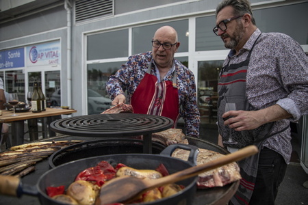 Club de degustation et magasin de 2P GOURMANDS 2P Gourmands « Les Épicuriens dénicheurs de saveurs » ouvert à toutes et tous. Pascal et Pierre (photo) vous ouvrent leur portes village Iraty à Biarritz. Des mets gourmands et d'exceptions issus du Pays basque, de France, d'Espagne, du Portugal et bientôt d’Italie ainsi qu’une belle sélection de vin, en particulier avec une exclusivité de vin des cépages de la région de l’Alentejo au sud du Portugal disponible à la vente dans la partie magasin. Le Club des Épicuriens dénicheurs de saveurs vous attend Village Iraty à Biarritz 12 rue des mésanges Lot 1. Une adresse gastronomique à découvrir avec par exemple avec sa série de « Planches des derrières » 15 euros pièce, avec la Cecina de bœuf, la Jambon Ibérique Réserva, la Jambon Ibérique Beyota et enfin la Paleta (épaule) Beyota. Côté brasero c’est le magnifique et tendre Bœuf de Bazas IGP qui vous attend. Ouvert les Jeudi et vendredi de 18h00 à XXXX , les samedi de 11h00 à 14h00. Pour un repas au brasero tous les jours mais uniquement sur réservation. Contact Pierre : 2pgourmands@gmail.com / +33 06 30 55 61 25. Bonne dégustation ! 

Biarritz, Pays basque, Nouvelle-Aquitaine, New-Aquitaine, Pyrénées-Atlantiques, Pays Basque, Europe, France.