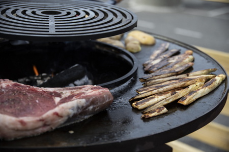 Une côte de Bœuf Gras de Bazas IGP et sa garniture d'asperges cuites au brasero .chez 2P Gourmands « Les Épicuriens dénicheurs de saveurs » à Biarritz sur la côte basque.

A rib of Beef Gras from Bazas IGP and its garnish of asparagus cooked in a brazier. at 2P Gourmands “The Epicureans who discover flavors” in Biarritz on the Basque coast

Biarritz, Pays basque, Nouvelle-Aquitaine, New-Aquitaine, Pyrénées-Atlantiques, Pays Basque, Europe, France.