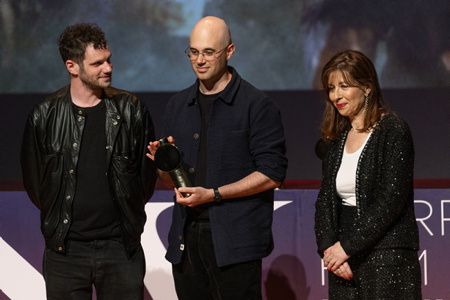 Le réalisateur Félix Moati AG, La Maire de Biarritz Maider Arosteguy et le réalisateur belge Michiel Blanchart au centre avec son prix du public pour " La nuit se traine " lors du Festival International du FILM DE BIARRITZ NOUVELLES VAGUES seconde édition soirée de clôture le 22 juin 2024.

The director Félix Moati AG, the Mayor of Biarritz Maider Arosteguy and the Belgian director Michiel Blanchart in the center with his audience prize for "La nuit se drage" during the BIARRITZ International FILM Festival NOUVELLES VAGUES second edition closing evening on June 22 2024.

Biarritz, Pays basque, 64 , Nouvelle Aquitaine, Pyrénées Atlantiques, Sud Ouest, France, Europe.
New Aquitaine, Basque Country.